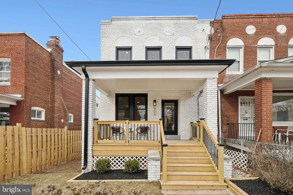 906 IRVING STREET NE