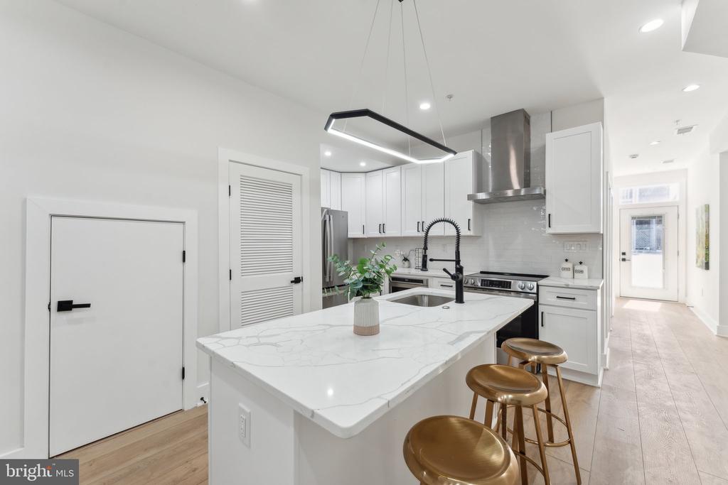 6 ADAMS STREET NW Unit: 1