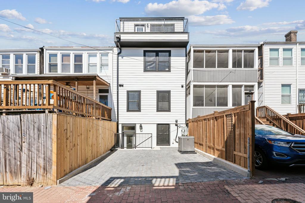 6 ADAMS STREET NW Unit: 1