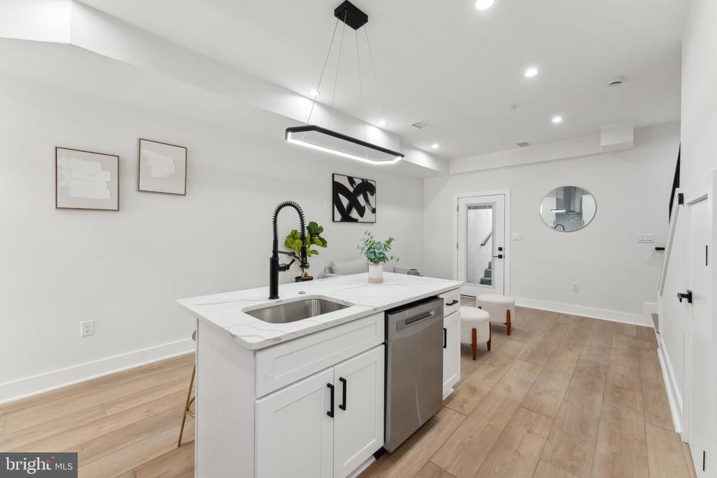 6 ADAMS STREET NW Unit: 1