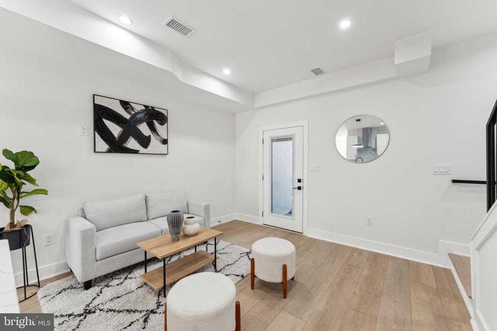 6 ADAMS STREET NW Unit: 1