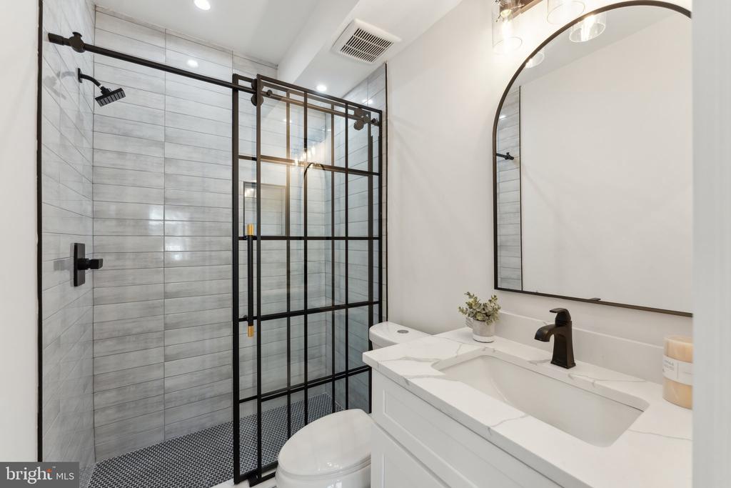 6 ADAMS STREET NW Unit: 1
