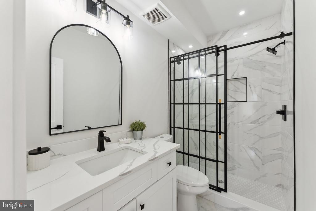 6 ADAMS STREET NW Unit: 1