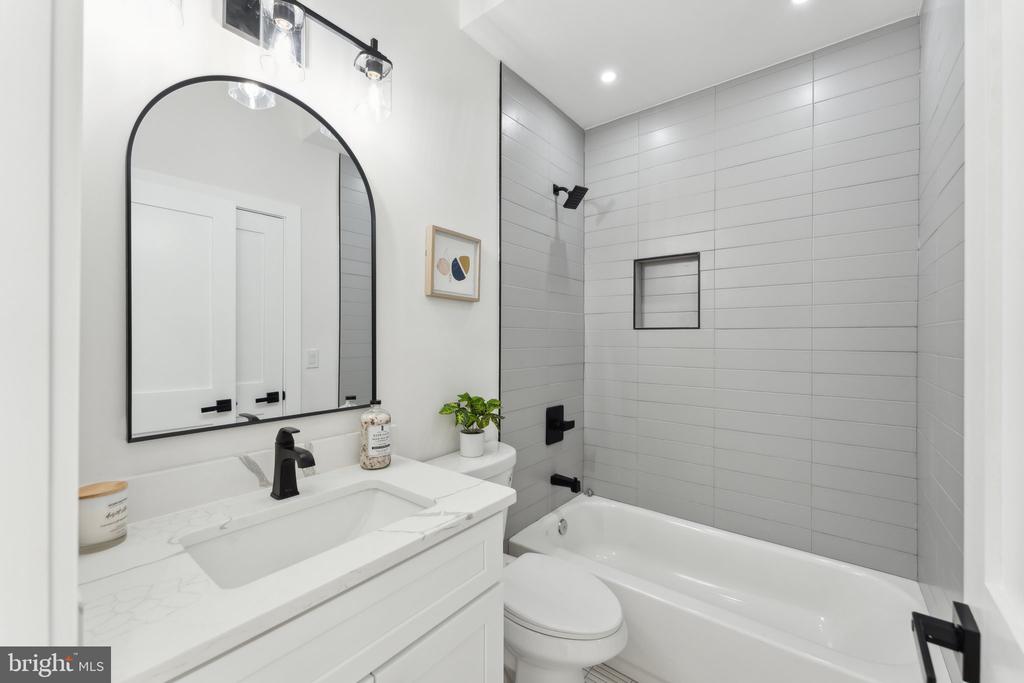 6 ADAMS STREET NW Unit: 1