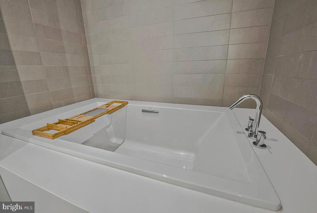 1932 9TH STREET NW Unit: R302