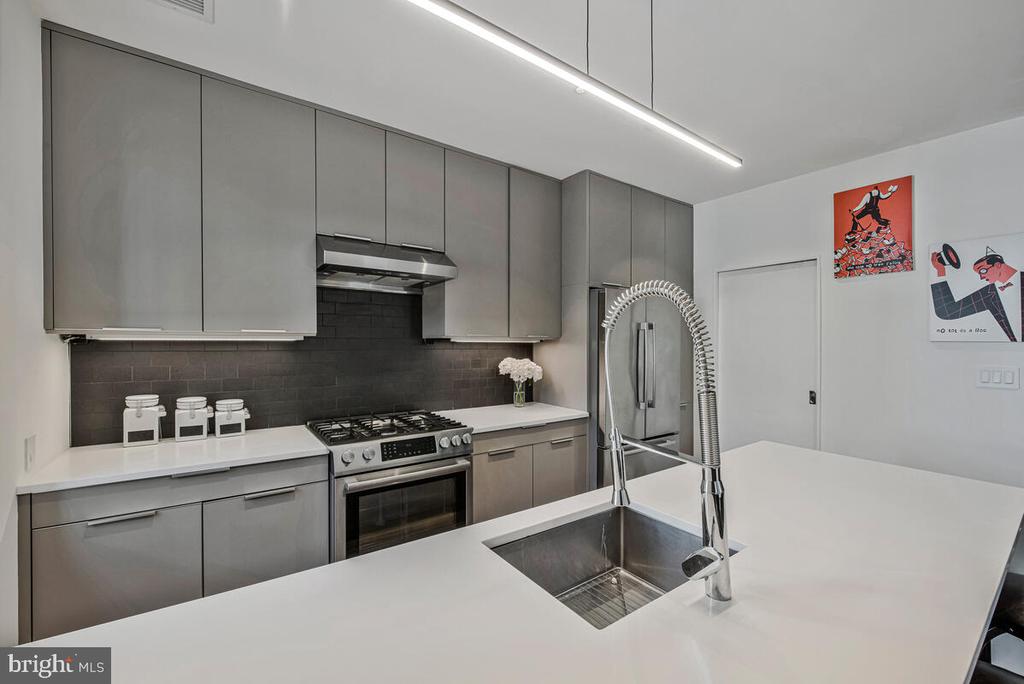 1932 9TH STREET NW Unit: R302