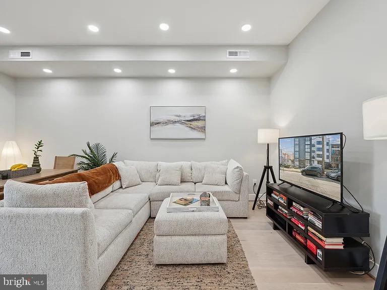 2213 M STREET NE Unit: 9