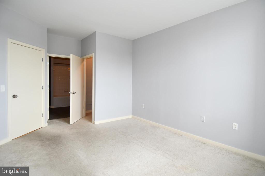 3883 CONNECTICUT AVENUE NW Unit: 902