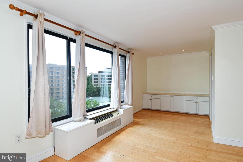 2501 CALVERT STREET NW Unit: 605