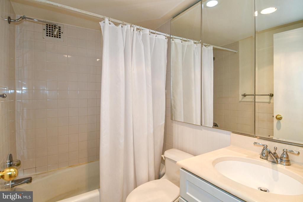 2501 CALVERT STREET NW Unit: 605