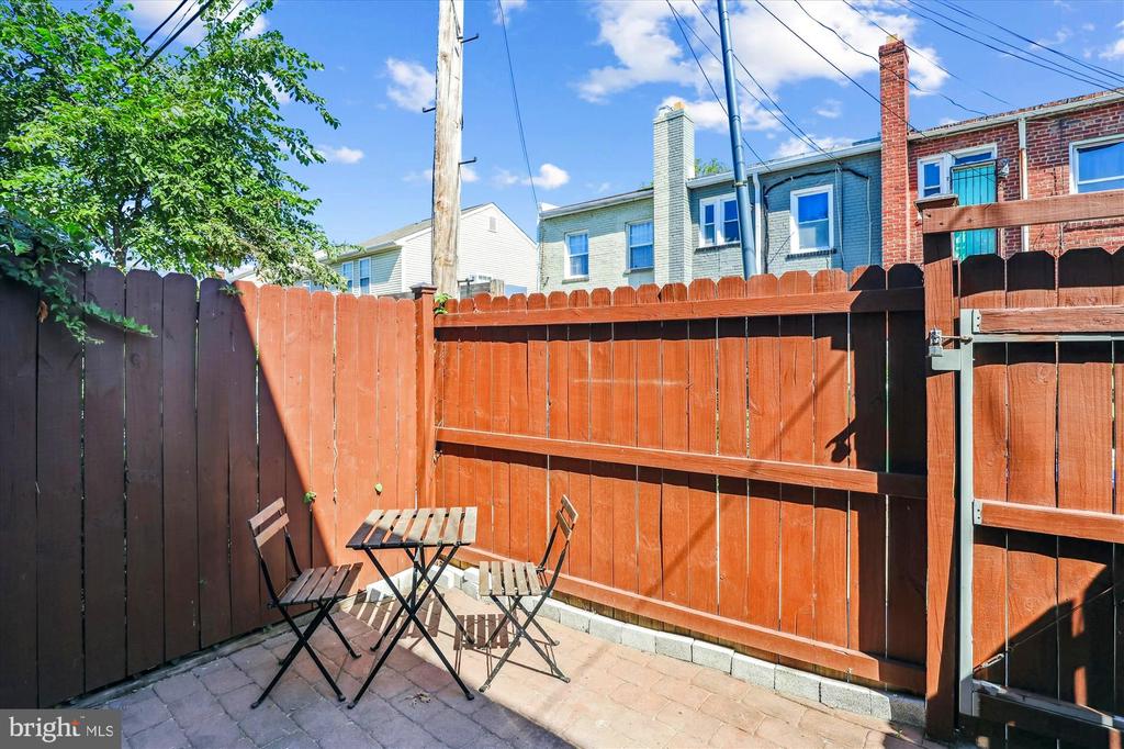 2018 E STREET NE