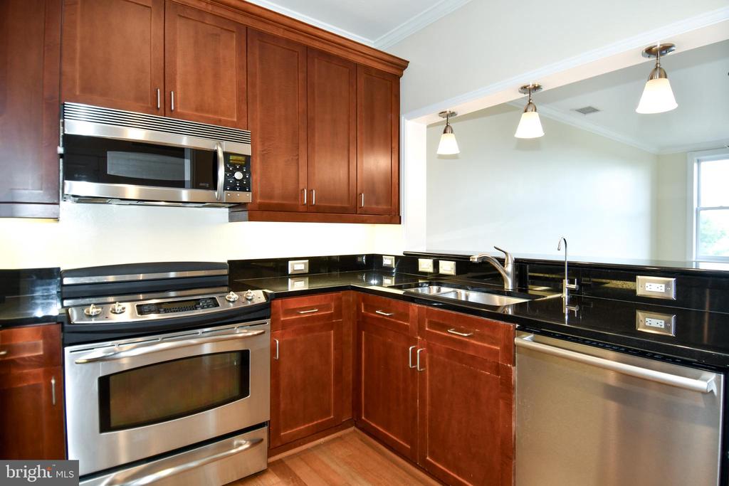 401 NE 13TH STREET NE Unit: PH8