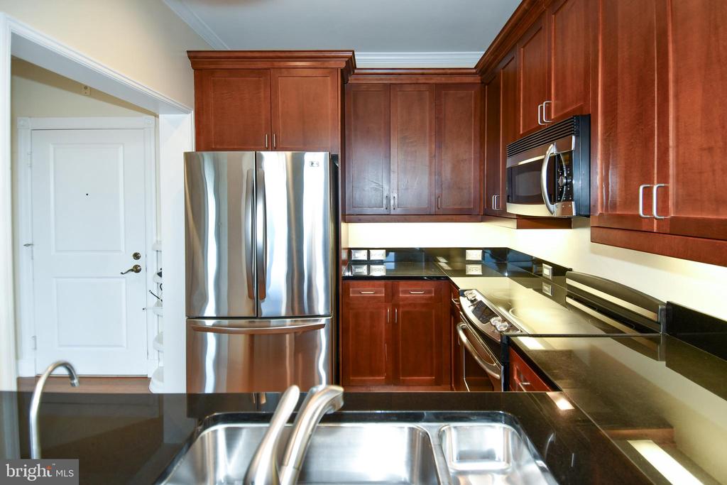401 NE 13TH STREET NE Unit: PH8