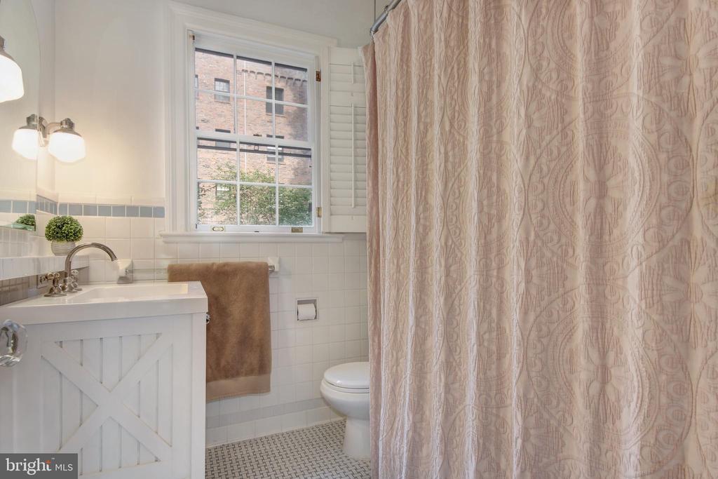 3031 SEDGWICK STREET NW Unit: 102-E