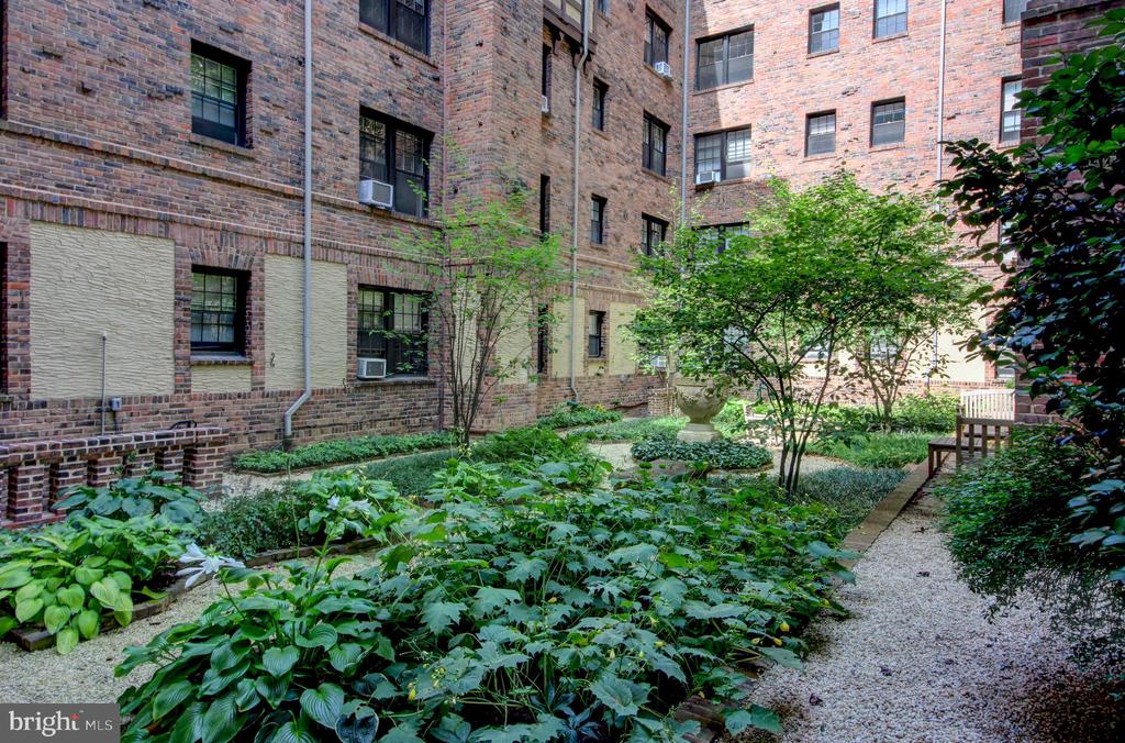 3031 SEDGWICK STREET NW Unit: 102-E