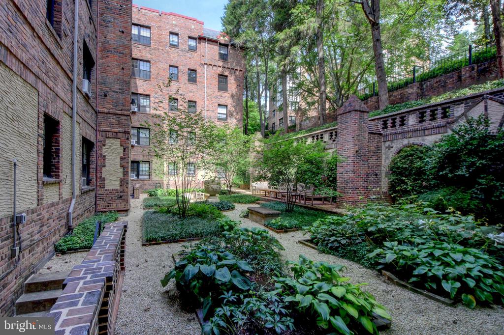 3031 SEDGWICK STREET NW Unit: 102-E