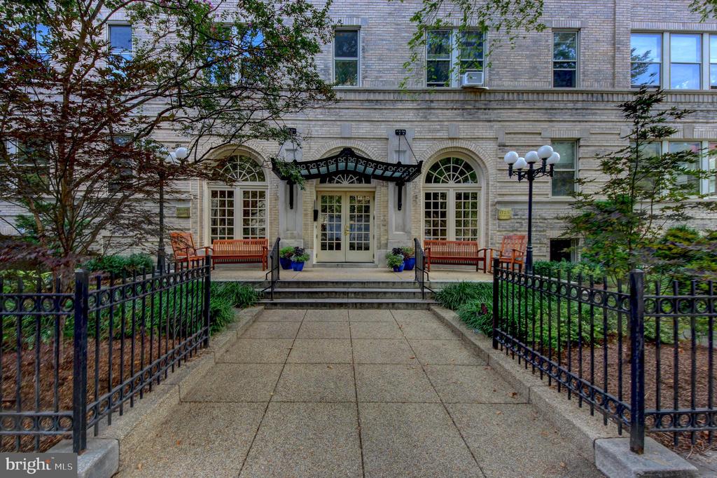 1725 17TH STREET NW Unit: 416