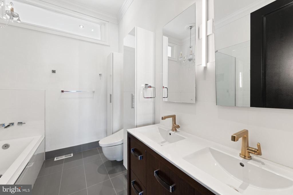 719 12TH STREET SE Unit: 3