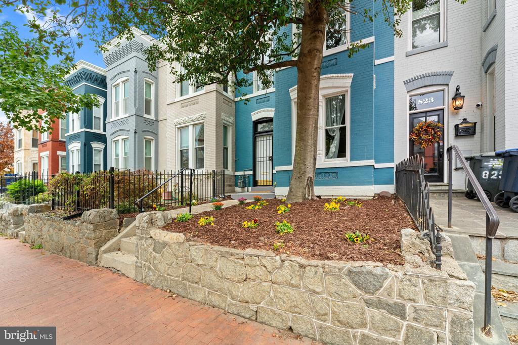 825 11TH STREET NE