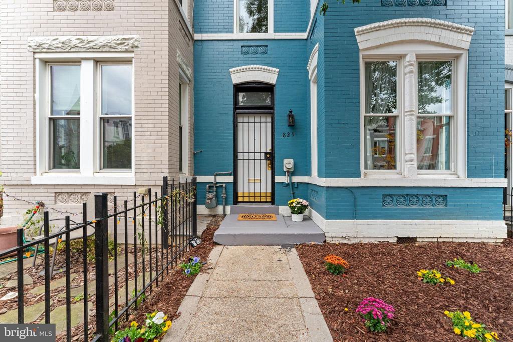 825 11TH STREET NE