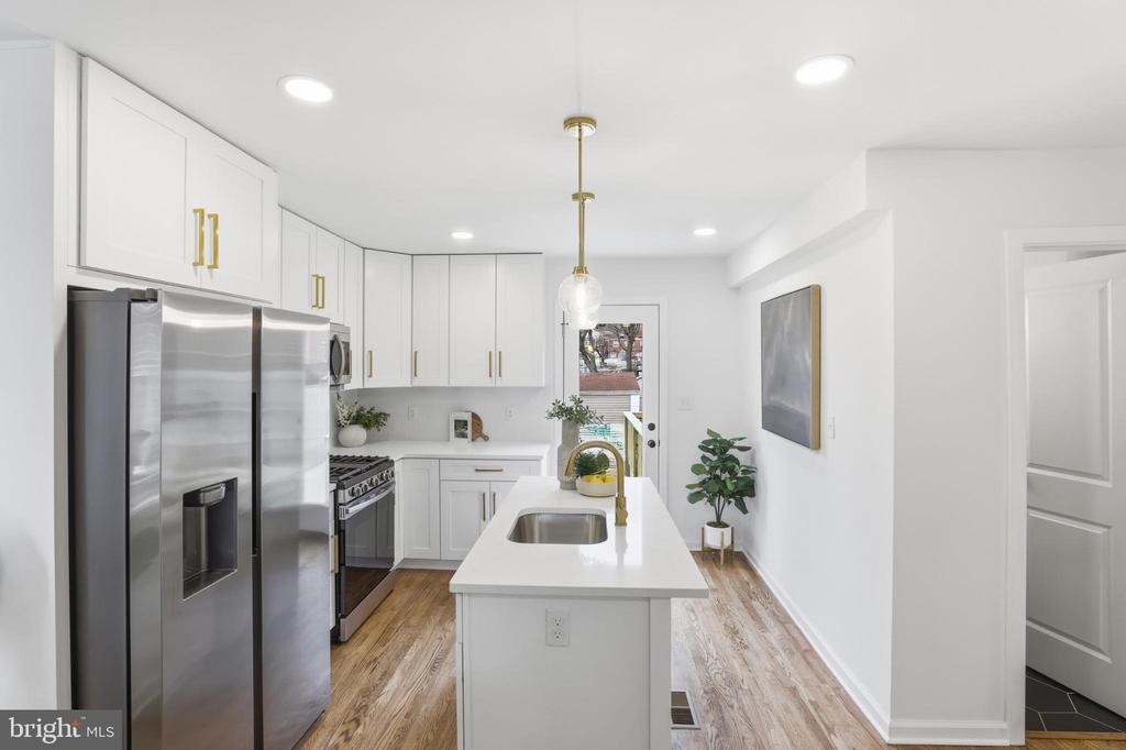 4816 8TH STREET NE