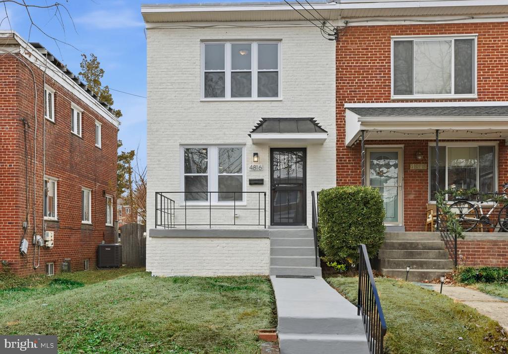 4816 8TH STREET NE