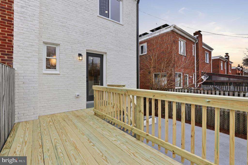 4816 8TH STREET NE