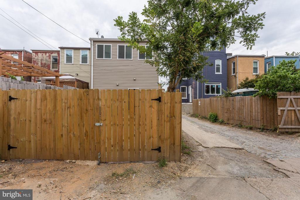 638 G STREET NE