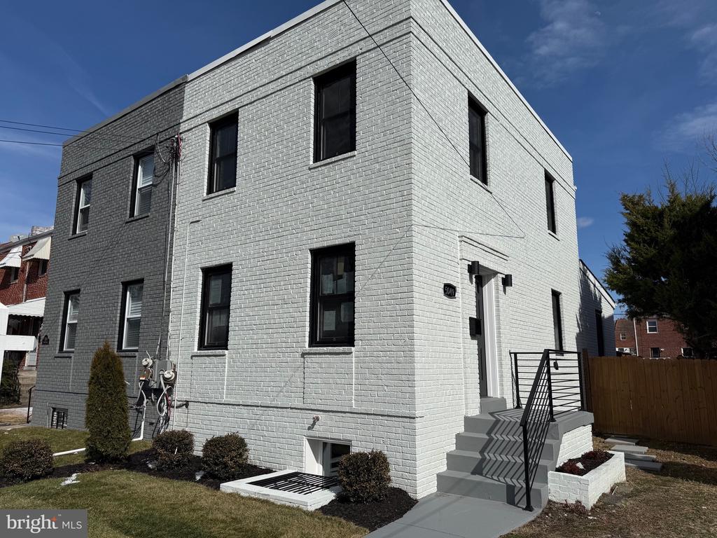 5049 8TH STREET NE