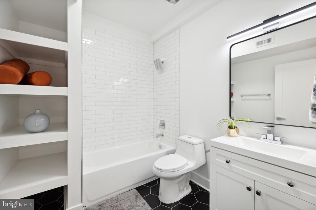 1621 T STREET SE Unit: 8