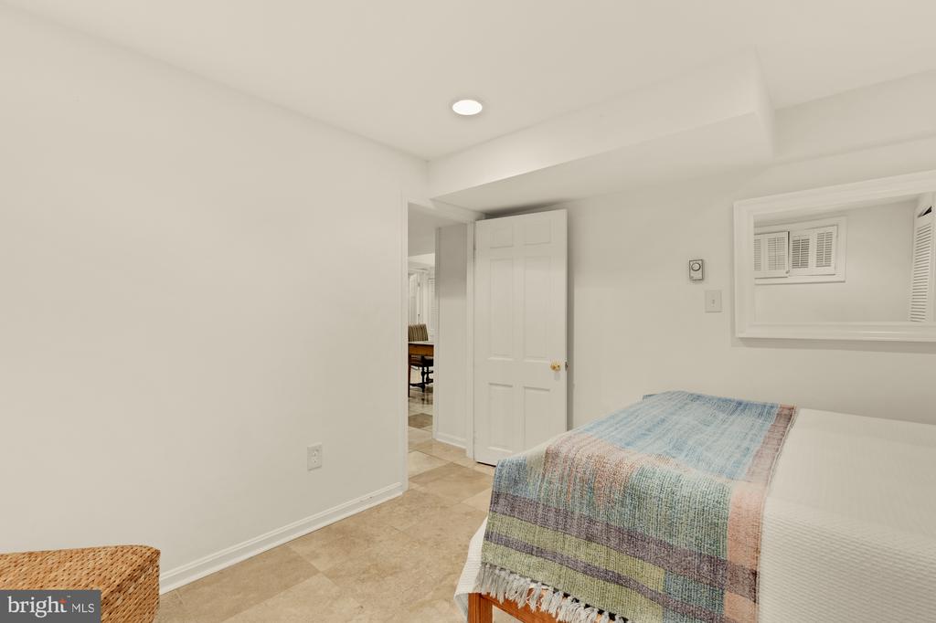 7064 31ST STREET NW