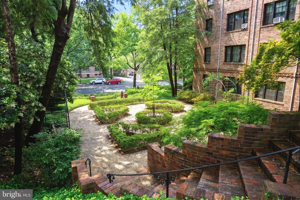 3930 CONNECTICUT AVENUE NW Unit: 205-H