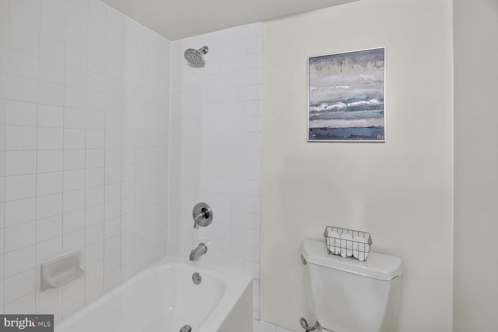 2111 NW WISCONSIN AVENUE NW Unit: 301