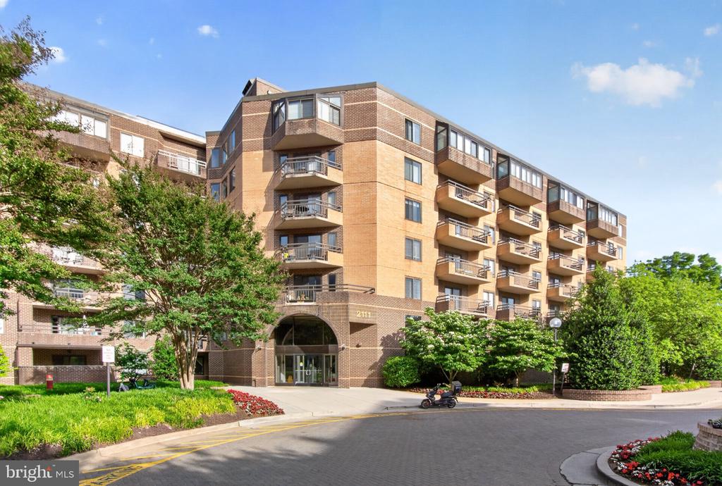 2111 NW WISCONSIN AVENUE NW Unit: 301