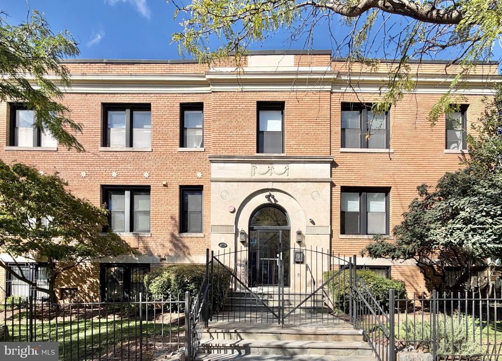 14 S ST NE Unit: 204
