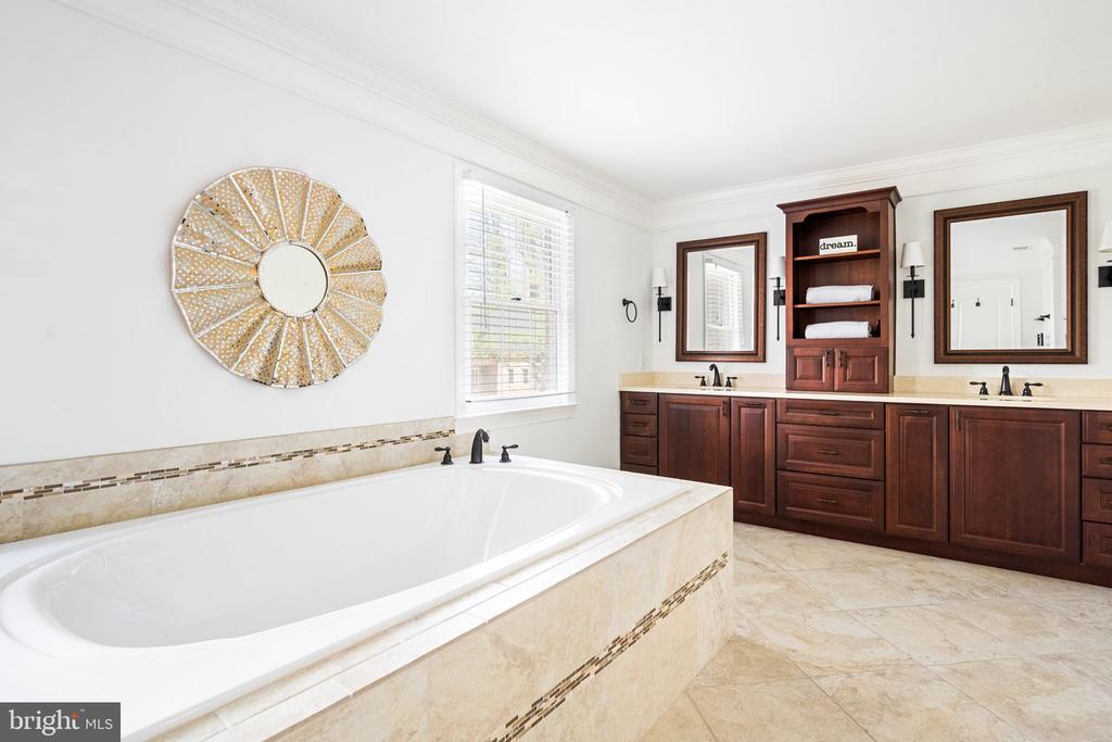 250 S RIVER LANDING ROAD