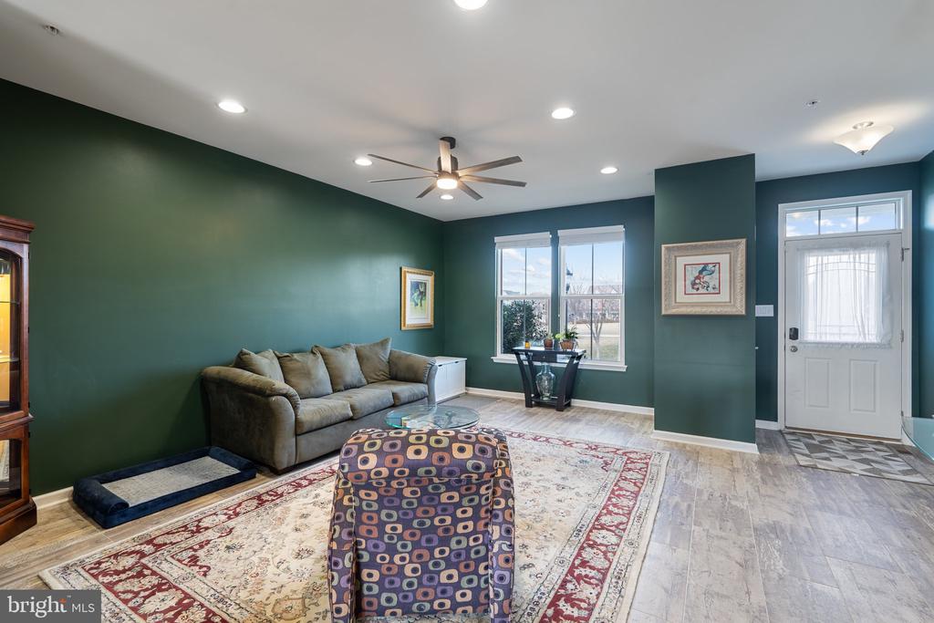 1214 SHENANDOAH SQUARE S