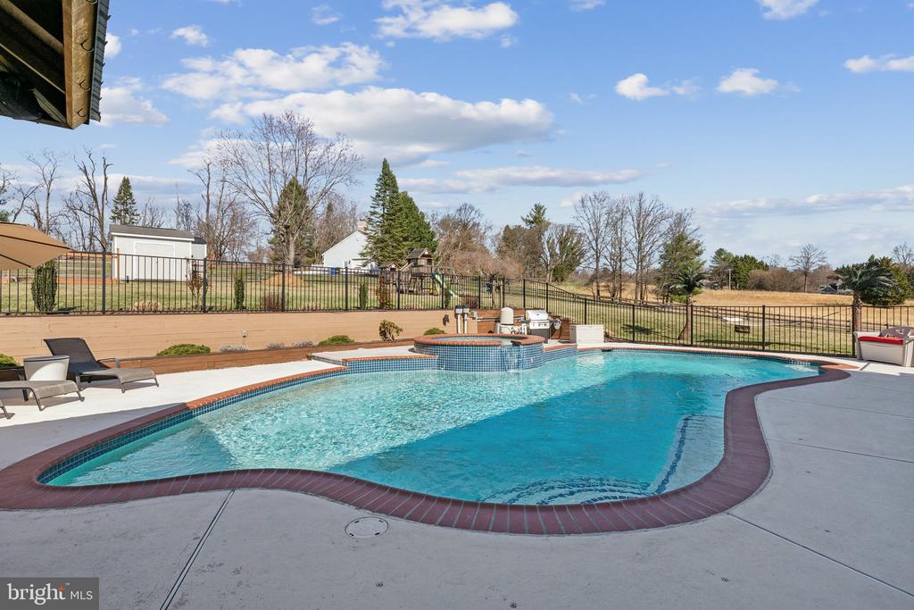 2994 HOPE MILL LN