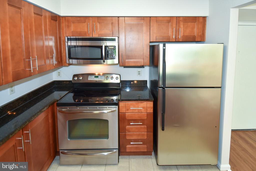 10101 GROSVENOR PLACE Unit: 208