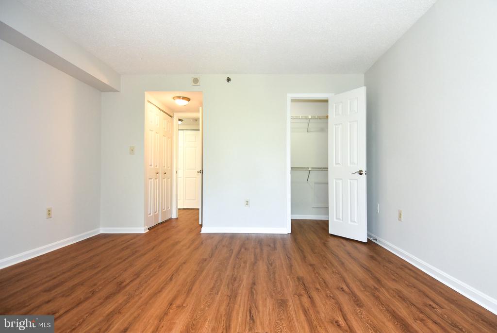 10101 GROSVENOR PLACE Unit: 208