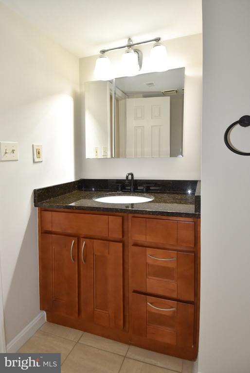 10101 GROSVENOR PLACE Unit: 208