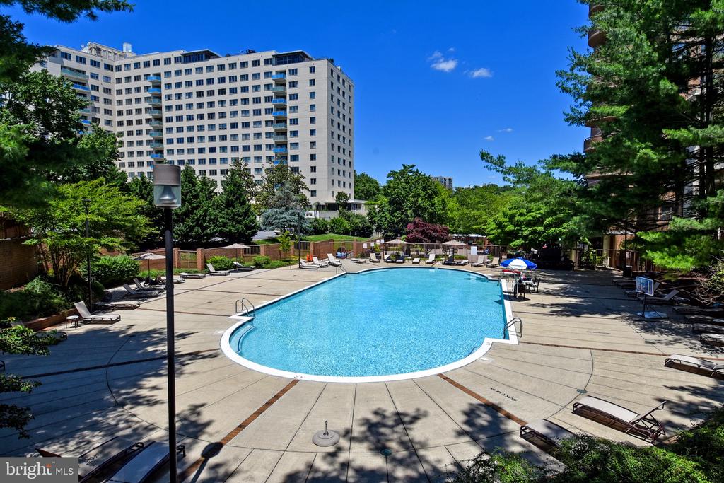 10101 GROSVENOR PLACE Unit: 208