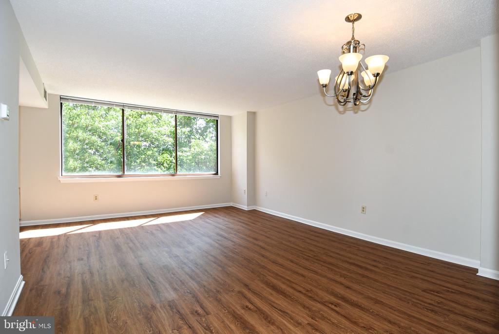 10101 GROSVENOR PLACE Unit: 208