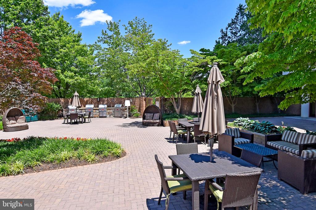 10101 GROSVENOR PLACE Unit: 208