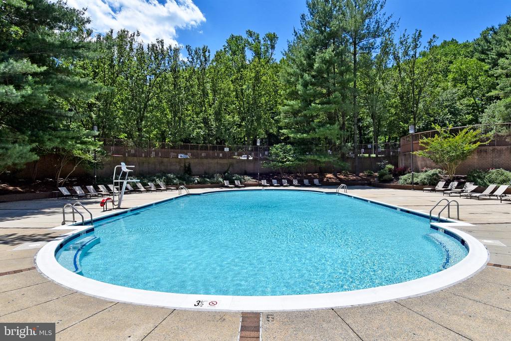 10101 GROSVENOR PLACE Unit: 208