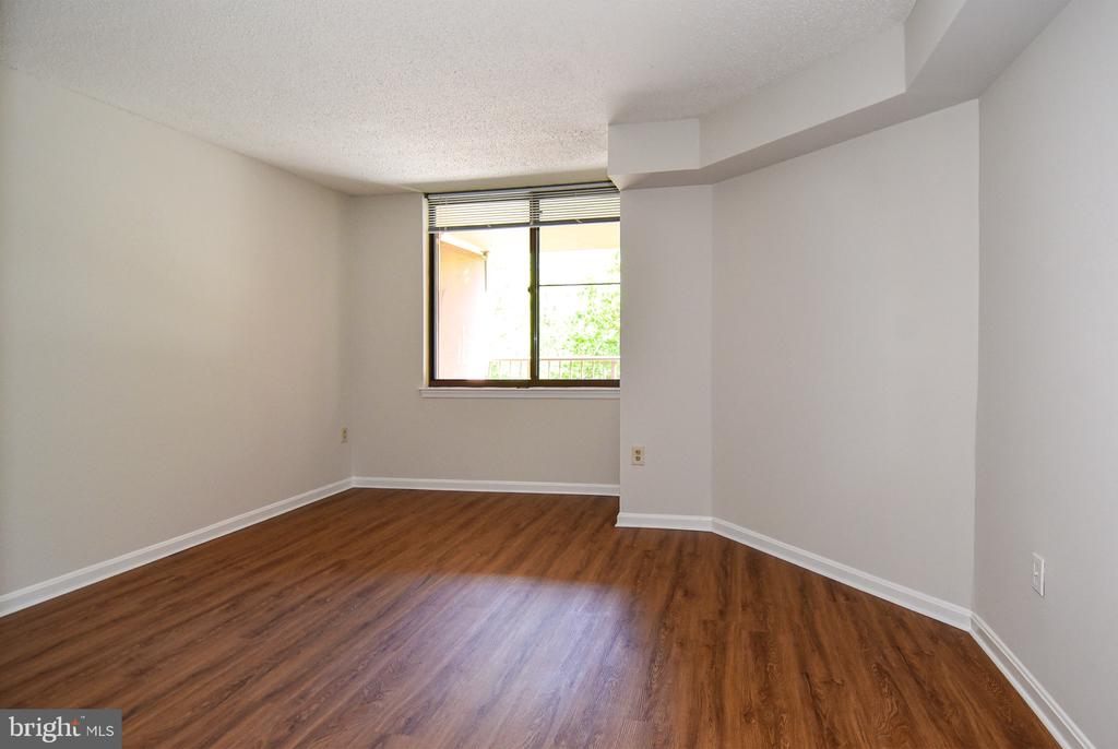 10101 GROSVENOR PLACE Unit: 208