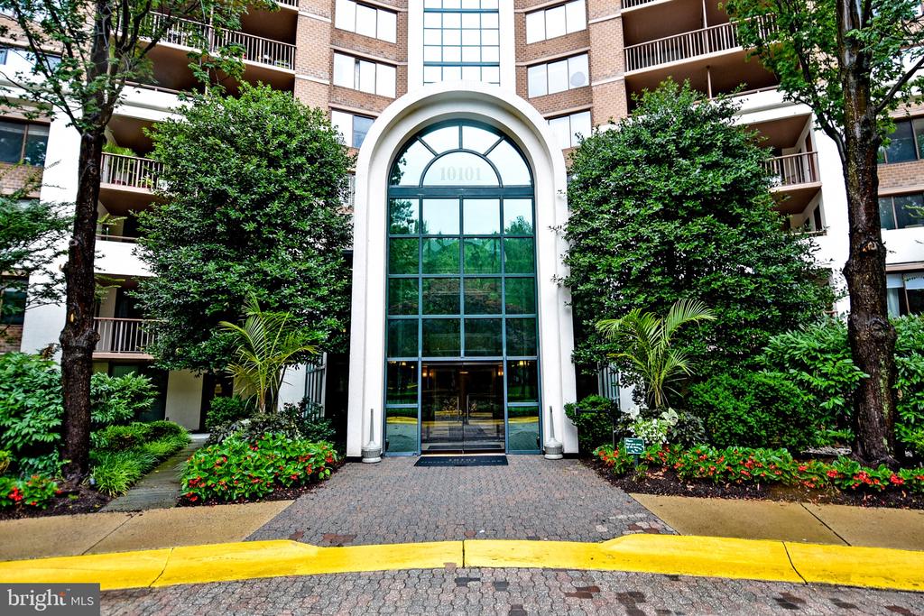 10101 GROSVENOR PLACE Unit: 208