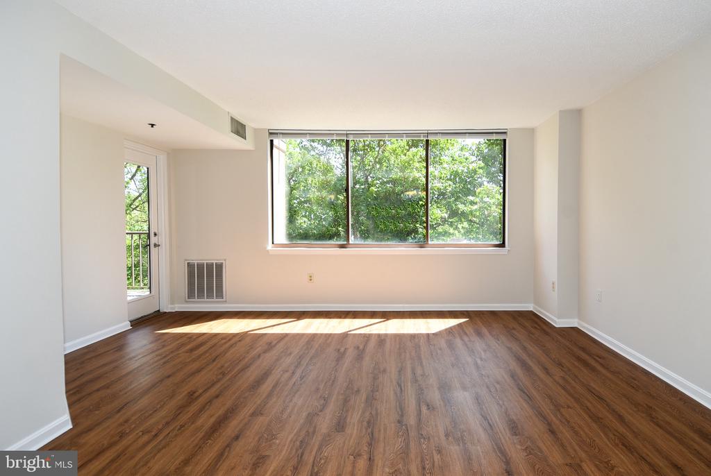 10101 GROSVENOR PLACE Unit: 208