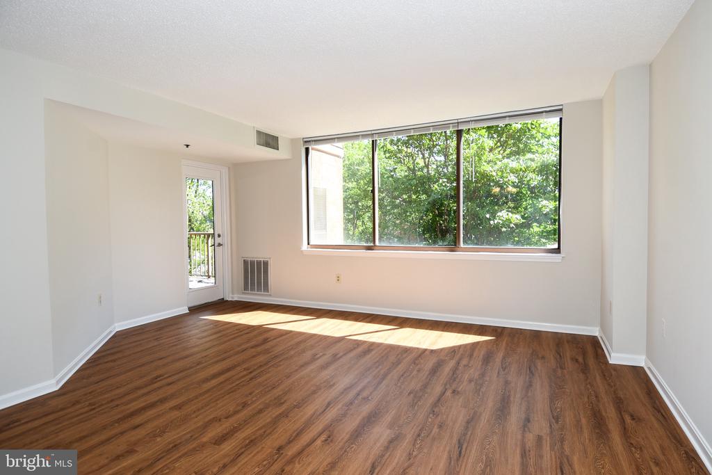 10101 GROSVENOR PLACE Unit: 208