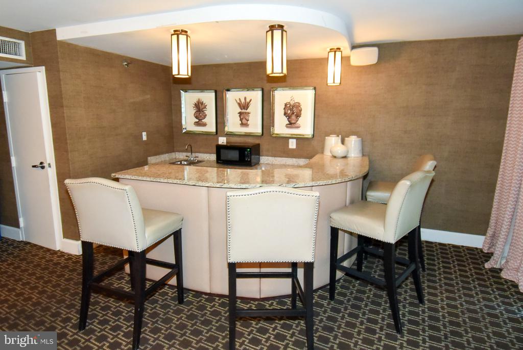 10101 GROSVENOR PLACE Unit: 208